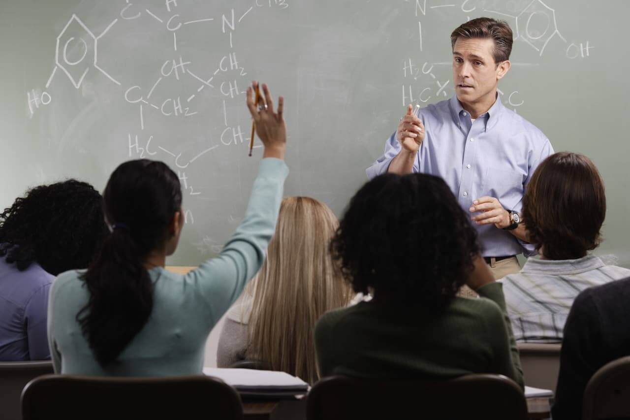 Chemistry Teacher with Students in Class docenti unidtest