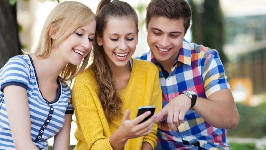 Giovani e dispositivi come cercano le informazioni e la dipendenza