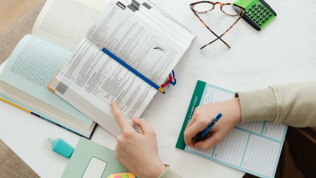 Scrivania in ordine per migliorare lo studio suggerimenti per organizzarla