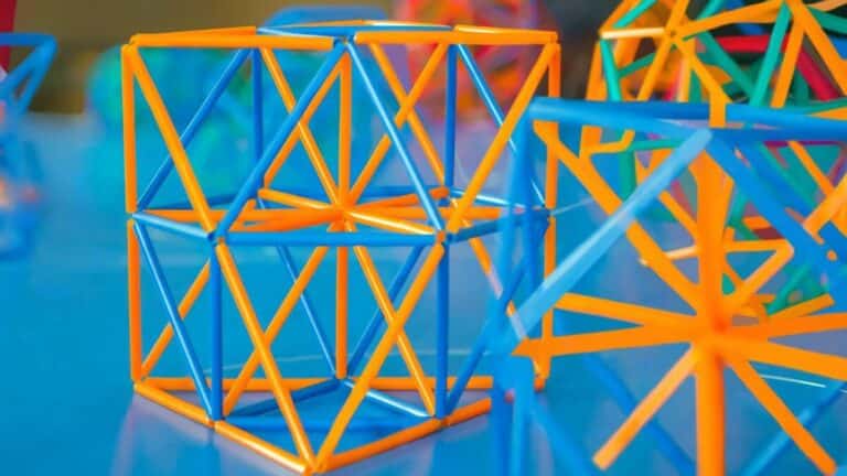 I solidi geometrici sono figure 3D che si dividono in varie categorie