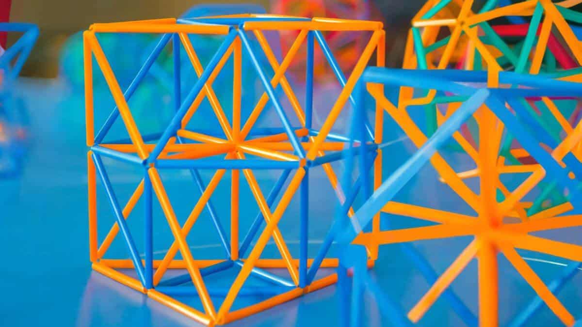 I solidi geometrici sono figure 3D che si dividono in varie categorie