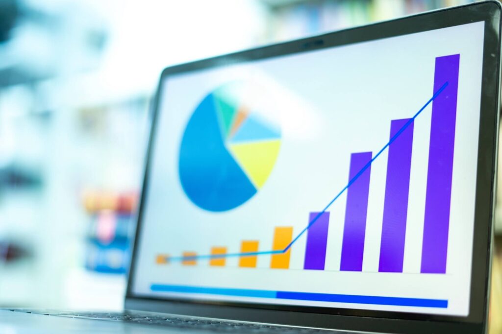 Portatile di un digital marketing specialist con grafici delle performance
