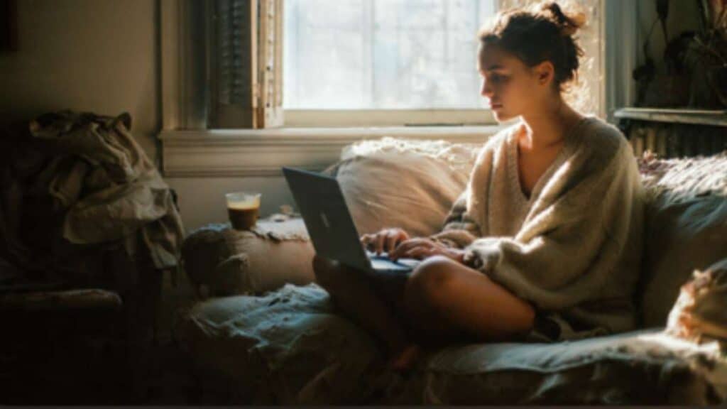 Operatore chat intrattenimento - il lavoro da remoto che ti paga per scrivere